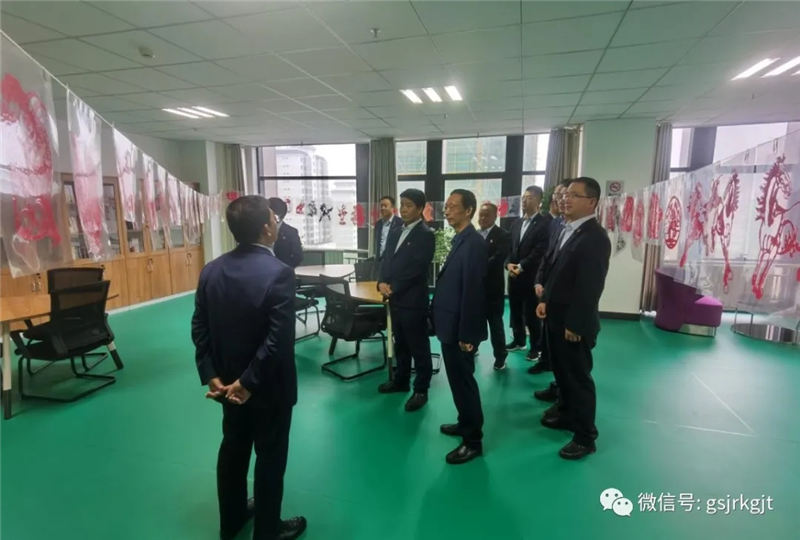클래식 아트 상속 및 핵심 가치 홍보-우리 우리 카지노 도메인 도메인 홀딩스 Dingxi는 직원 종이 절단 전시회를 개최 할 것을 보장